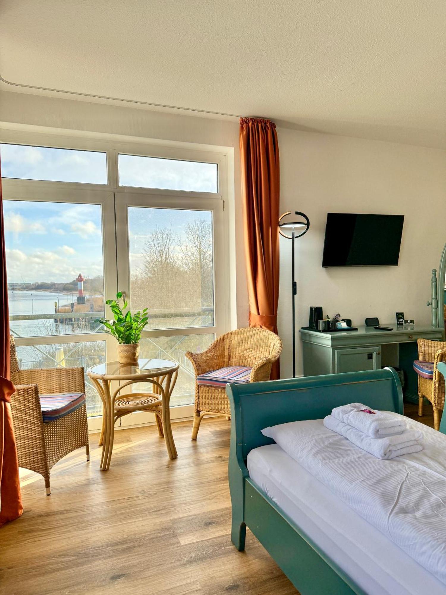 Gaestehaus Weserblick Am Weser-Sandstrand Berne Exterior photo